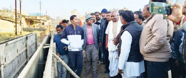 नाली निर्माण का विरोध,  सांसद ने जायजा लेकर लोगों को दिया आश्वासन
