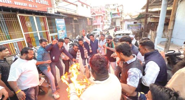 युकां ने जयस्तंभ चौक में फूंका पीएम का पुतला