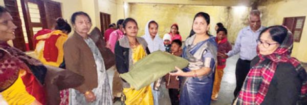 नपा ने बांटे कम्बल
