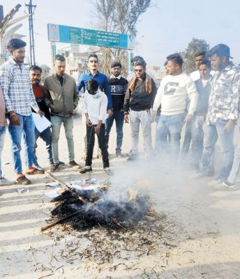 बांग्लादेश में हिंदुओं पर अत्याचार के विरोध में विहिप-बजरंग दल का प्रदर्शन, पुतला फूंका