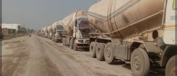 मुख्य मार्ग और बायपास पर भारी वाहनों की पार्किंग और तेज रफ्तार, हादसों का खतरा