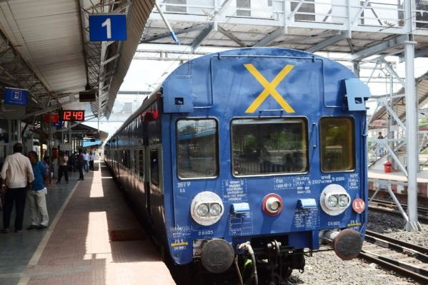 नए साल में सैर-सपाटे में जाने ट्रेनों की टिकट के लिए मारामारी