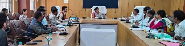 शासकीय योजनाओं का लाभ जमीनी स्तर तक पहुंचाने कलेक्टर ने ली समीक्षा बैठक
