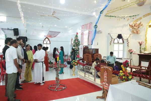 गिरिजाघरों में क्रिसमस पर विशेष आराधना