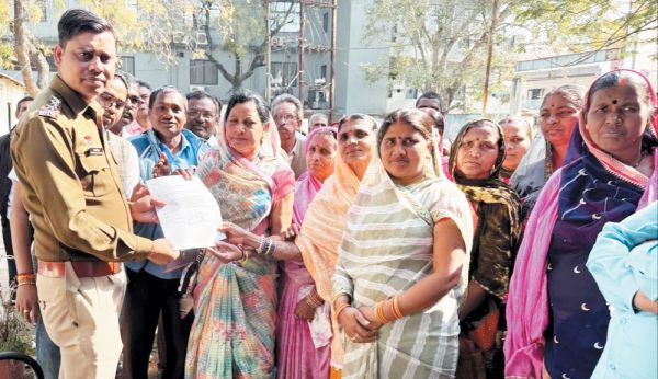 अवैध रेत खुदाई के खिलाफ ग्रामीणों ने थाना घेरा