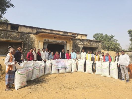 किसानों को बीज का वितरण