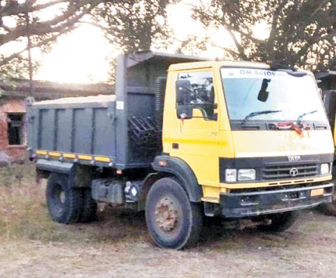 अवैध रेत परिवहन करते वाहन को कलेक्टर ने पकड़ा