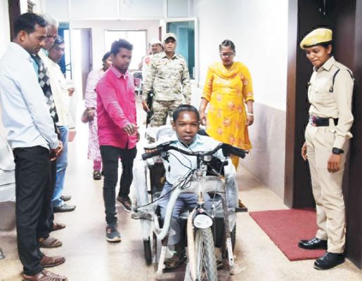 सुशासन की संवेदनशील पहल, दिव्यांग मुकेश को मिली मोटराइज्ड ट्राइसिकल