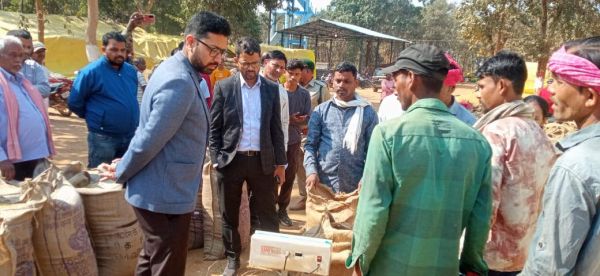 कलेक्टर ने किया आमाकोनी धान उपार्जन केंद्र का निरीक्षण