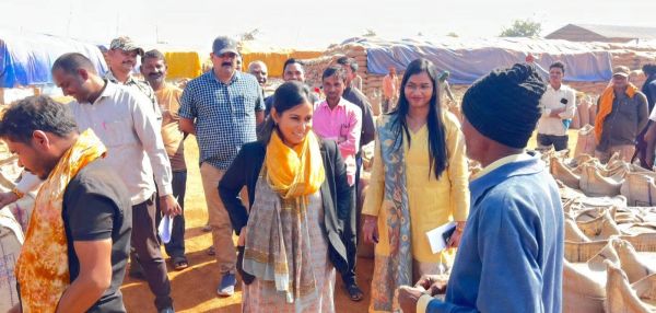 धान खरीदी की जमीनी हकीकत जानने कलेक्टर ने किया केंद्रों का दौरा