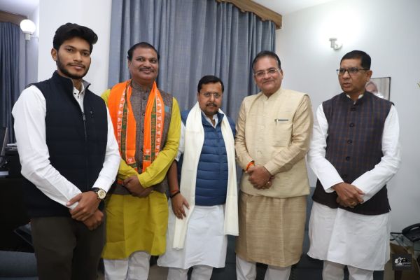 नए कार्यकारी अध्यक्ष नीतिन नबीन से मिले मधुसूदन और कोमल