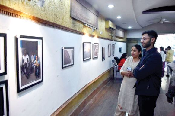 वृत्तांत की एकल प्रदर्शनी शुरू