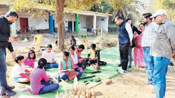 जिपं सीईओ ने पारंपरिक बस्तर शिल्प संग्रहालय में शिविर का किया अवलोकन
