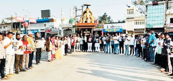  उन्नाव रेप केस के विरोध और न्याय की मांग को ले युवा व महिला कांग्रेस का प्रदर्शन