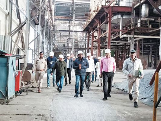 तीसरे दिन भी शक्कर कारखाना पहुंचे कलेक्टर, अफसरों को फटकार