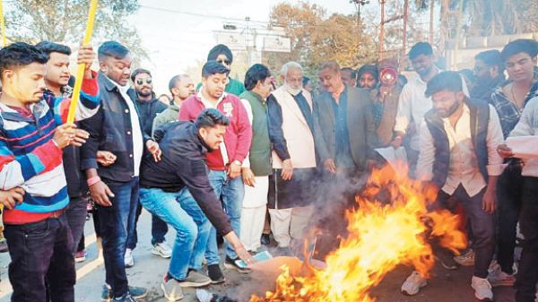कांग्रेस ने बांग्लादेश के अंतरिम सरकार प्रमुख का पुतला फूंका