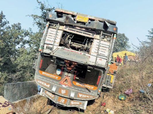 ओवरलोड धान ट्रक पलटा, बड़ा हादसा टला