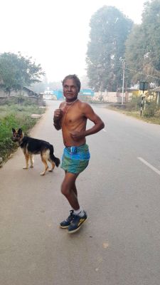 58 की उम्र में 6 किमी दौड़, कडक़ड़ाती ठंड में लंगोट पहन फिटनेस का लोहा मनवा रहे देवनाथ ठाकुर