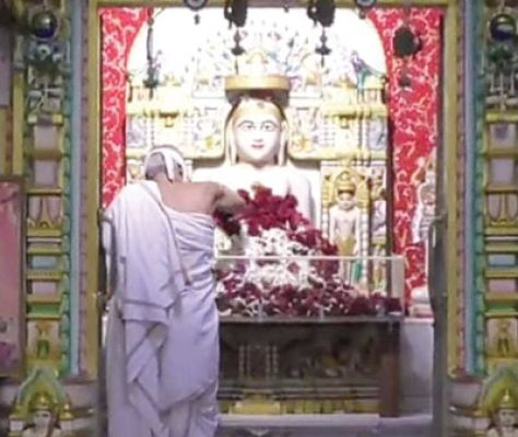 8 मुमुक्षुरत्न और साध्वीजी की अगुवाई में निकला भव्य वरघोड़ा