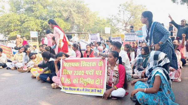 बीएड शिक्षकों ने अभनपुर  हाईवे जाम किया, एक गंभीर