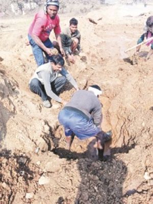 नाली निर्माण के दौरान पाइपलाइन क्षतिग्रस्त,पानी आपूर्ति बाधित