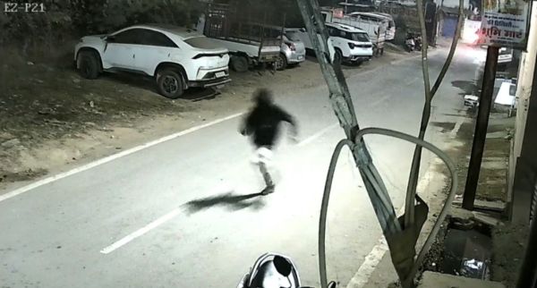 स्कूटी सवार कारोबारी पर हमला कर 20 लाख की लूट, दोनों आरोपी फरार