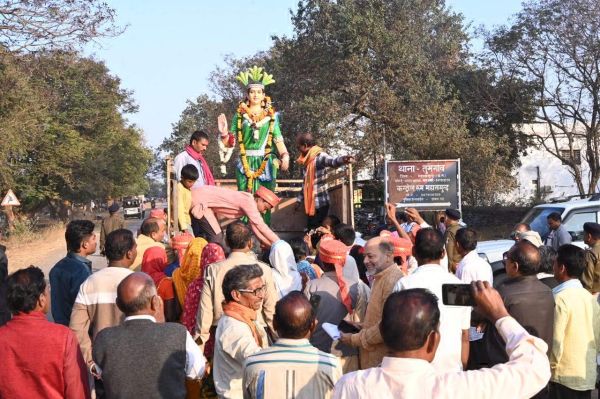 तुमगांव पुलिस ने संयुक्त किसान मोर्चा  को छत्तीसगढ़ महतारी की प्रतिमा सौंपी