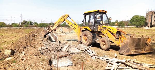 प्रेस क्लब और लखोली  क्षेत्र में अवैध प्लाटिंग पर चला बुलडोजर