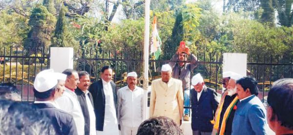 स्थापना दिवस पर सरगुजा जिला कांग्रेस ने किया ध्वजारोहण वर्तमान राजनीति पर परिचर्चा