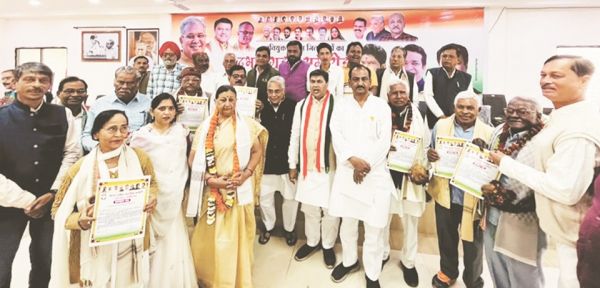 कांग्रेस स्थापना दिवस पर स्वतंत्रता सेनानियों का सम्मान