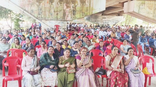 मांगों को लेकर अधिकारी-कर्मचारी का तीन दिवसीय धरना का आगाज