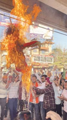 युवा मोर्चा ने फूंका पूर्व मुख्यमंत्री का पुतला