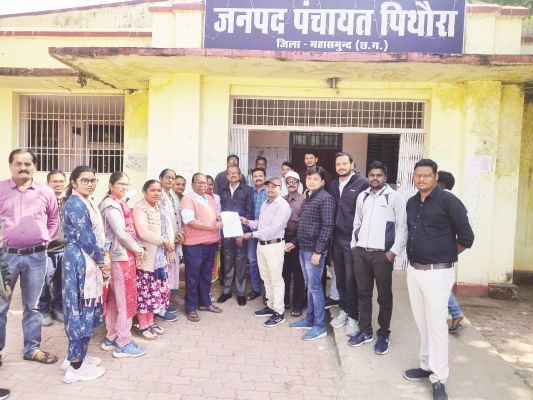 अधिकारी-कर्मियों की हड़ताल से दफ्तरों में कामकाज ठप