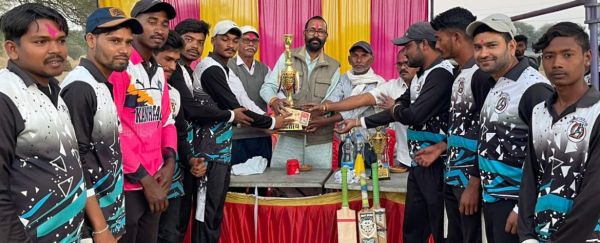 विधायक प्रतिनिधि ने किया विजेता टीम को पुरुस्कृत