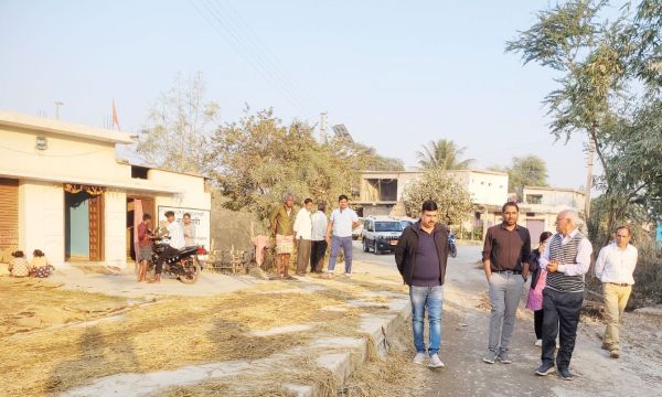 कलेक्टर ने देखा कुरुद क्षेत्र में बन रही सडक़ों का हाल