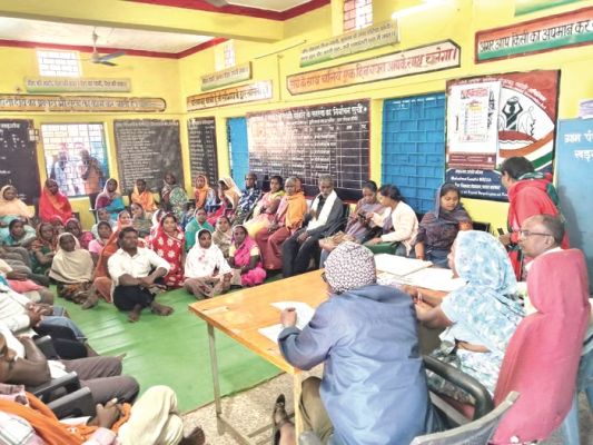 ग्रामसभा में ग्रामीणों को दे रहे वीबी-जीराम जी की जानकारियां