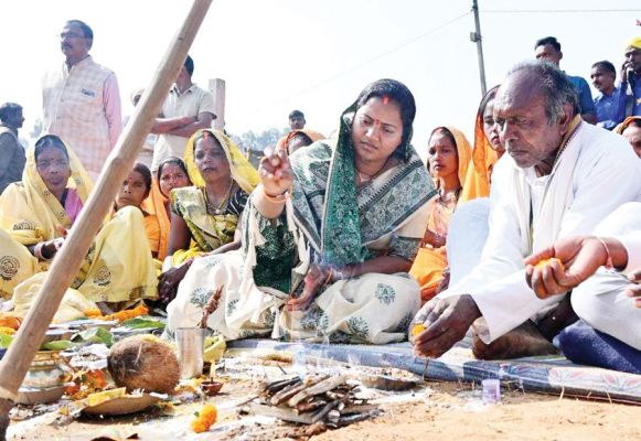 मंत्री लक्ष्मी राजवाड़े ने दो सडक़ निर्माण कार्यों का किया भूमिपूजन