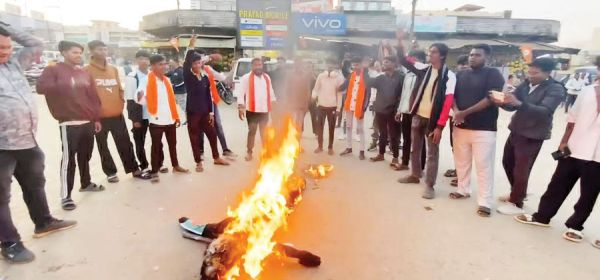 बांग्लादेश में हिंदुओं पर अत्याचार, विहिप ने पुतला फूंका