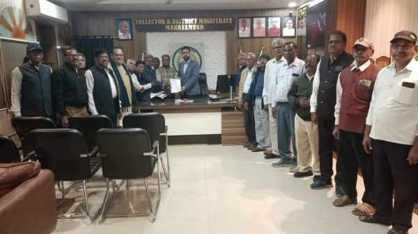 मांगों को लेकर पेंशनरों ने कलेक्टर को सौंपा सीएम के नाम ज्ञापन
