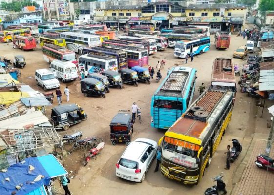 महासमुंद में 351 पंजीकृत बसें: एक भी बस का कंडक्टर लाइसेंसधारी नहीं, अधिकांश बसों में जीपीएस-पैनिक बटन भी नहीं