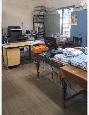 खुले दफ्तरों में हड़तालियों का हंगामा, धरना स्थल पर नहीं पहुंचने वाले अफसरों के विरुद्ध निंदा प्रस्ताव, तीसरे दिन भी कामकाज ठप