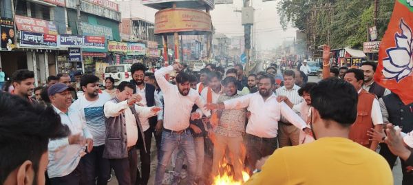 भूपेश-सिंहदेव का पुतला दहन