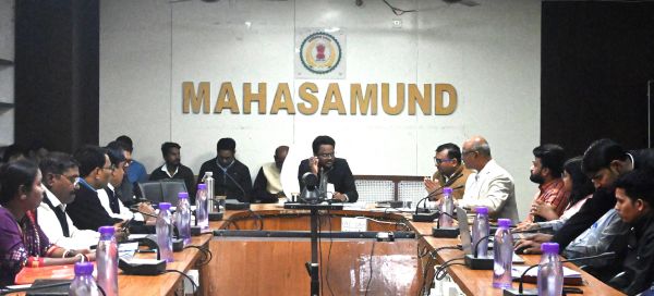 लंबित प्रकरणों के शीघ्र निराकरण के दिए निर्देश