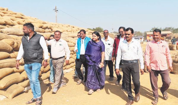 कांग्रेस जिलाध्यक्ष ने किया धान खरीदी केन्द्रों का निरीक्षण