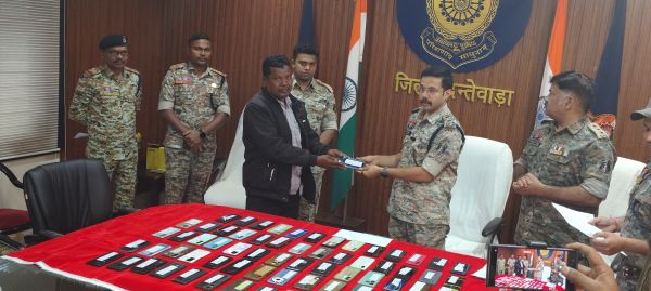  70 गुम मोबाइल पुलिस ने मालिकों को सौंपा