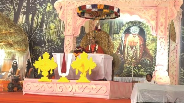 श्रीराम कथा में उमड़ रही श्रद्धालुओं की भीड़