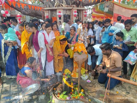 नए साल में मंदिरों में उमड़ी श्रद्धालुओं की भीड़