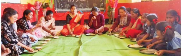 जन्मदिन पर शिक्षिका ने कराया न्योता भोज