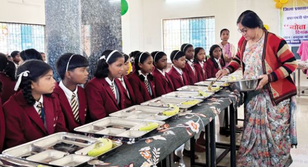 कस्तुरबा गांधी बालिका आवासीय विद्यालय सुलेंगा में न्योता भोज