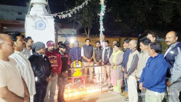 दिवंगत पत्रकार मुकेश चंद्राकर को पत्रकारों ने दी श्रद्धांजलि